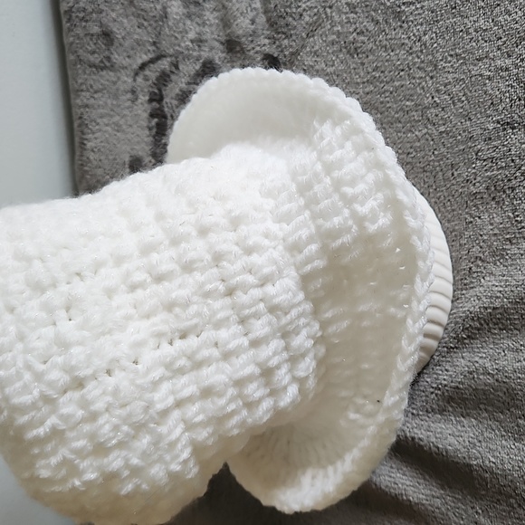 Handmade Crotched, White w Sparkles, 19 1/2" Circumference , 18-36 Mos. - Picture 5 of 6